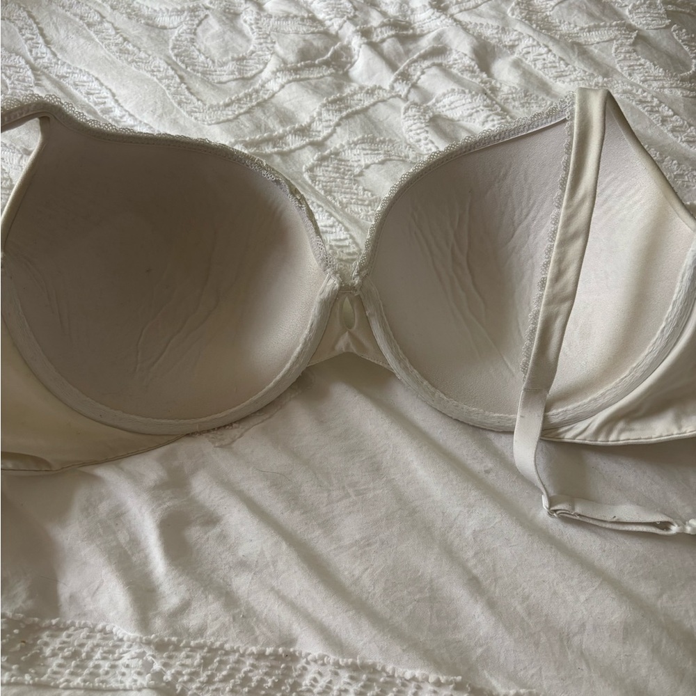 Victoria's Secret Cream Lace-Trimmed Bra - Picture 3 of 3